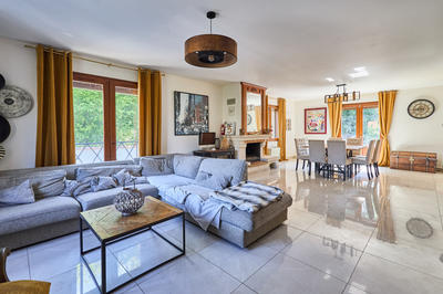 Maison - 237 m² - 9 pièces