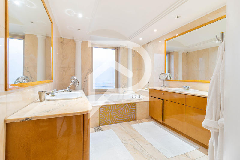 Appartement - 210 m² - 5 pièces