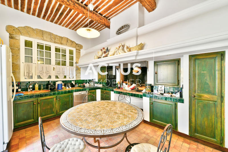 Maison - 220 m² - 7 pièces