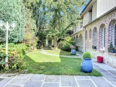 Demeure - 352 m² - 8 pièces