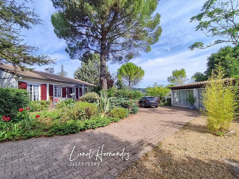 Maison - 220 m² - 7 pièces