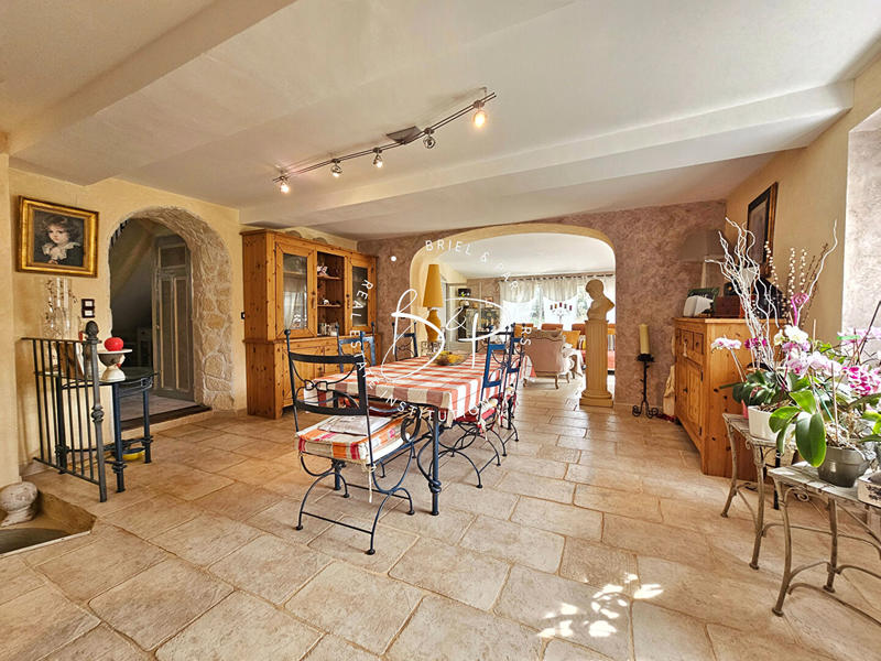 Maison - 272 m² - 9 pièces