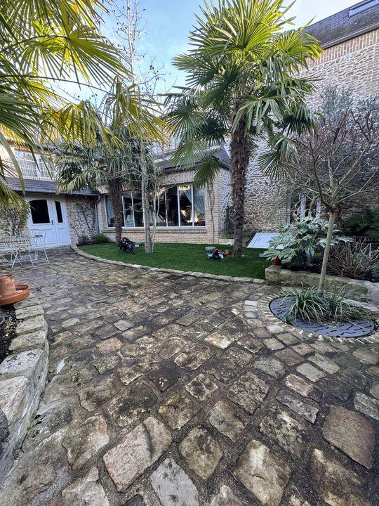 Demeure - 710 m² - 15 pièces