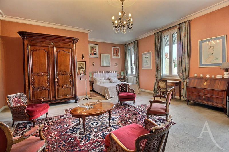 Demeure - 248 m² - 8 pièces