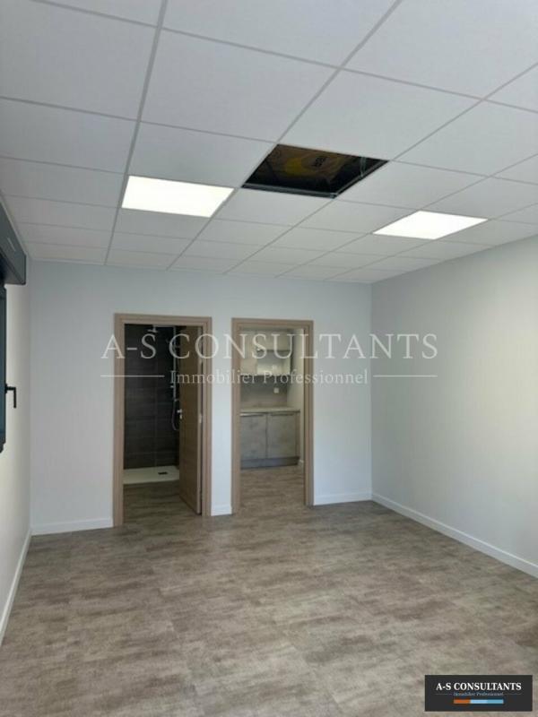 Local d'activité / Entrepôt - 240 m²