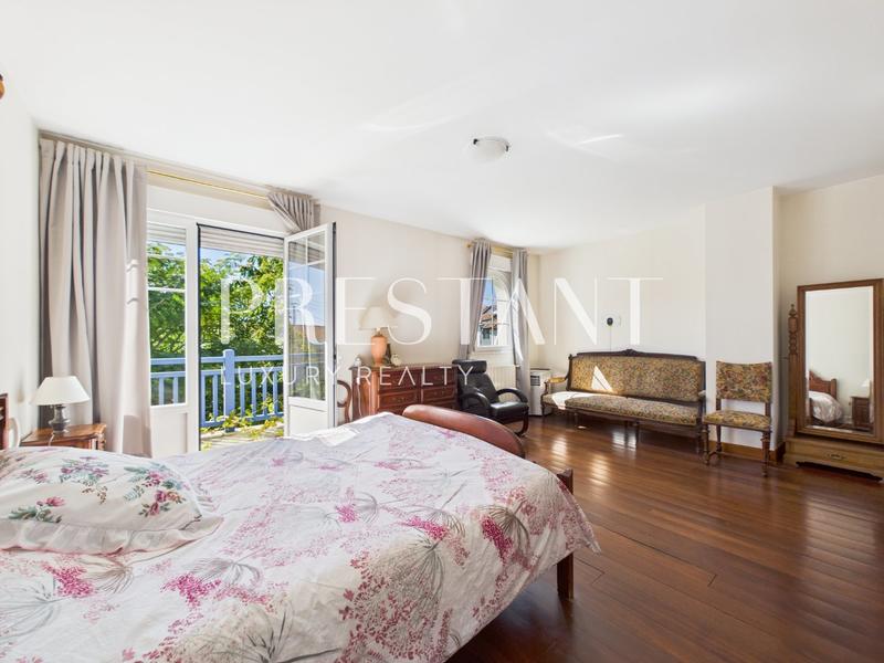 Maison - 230 m² - 6 pièces