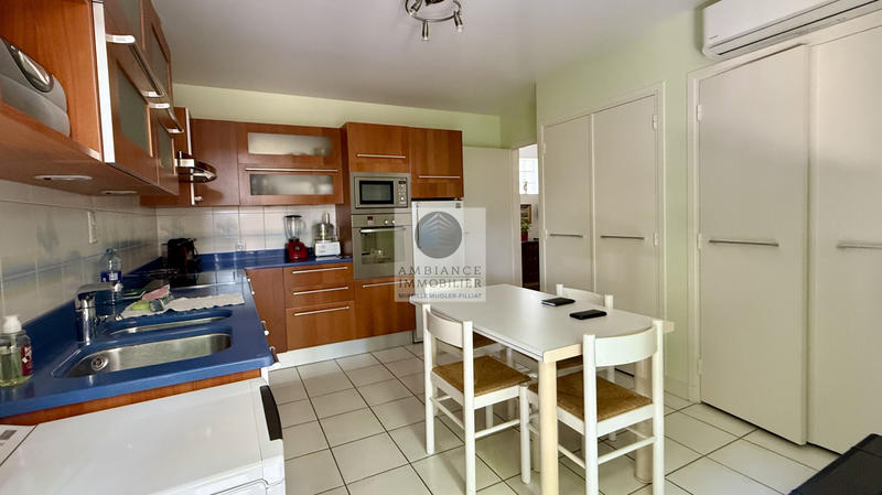 Maison - 220 m² - 8 pièces