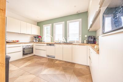 Maison - 202 m² - 7 pièces