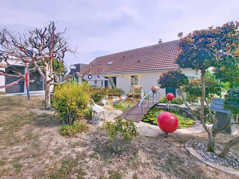 Maison - 230 m² - 8 pièces