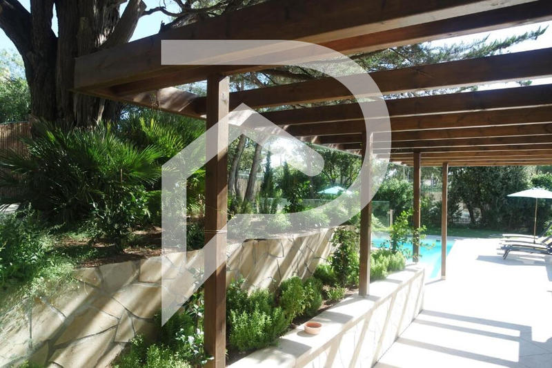 Maison - 308 m² - 11 pièces