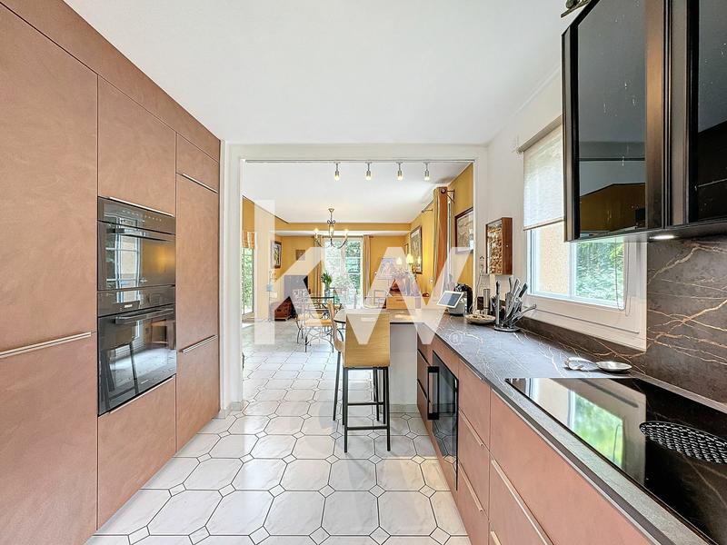 Maison - 213 m² - 8 pièces