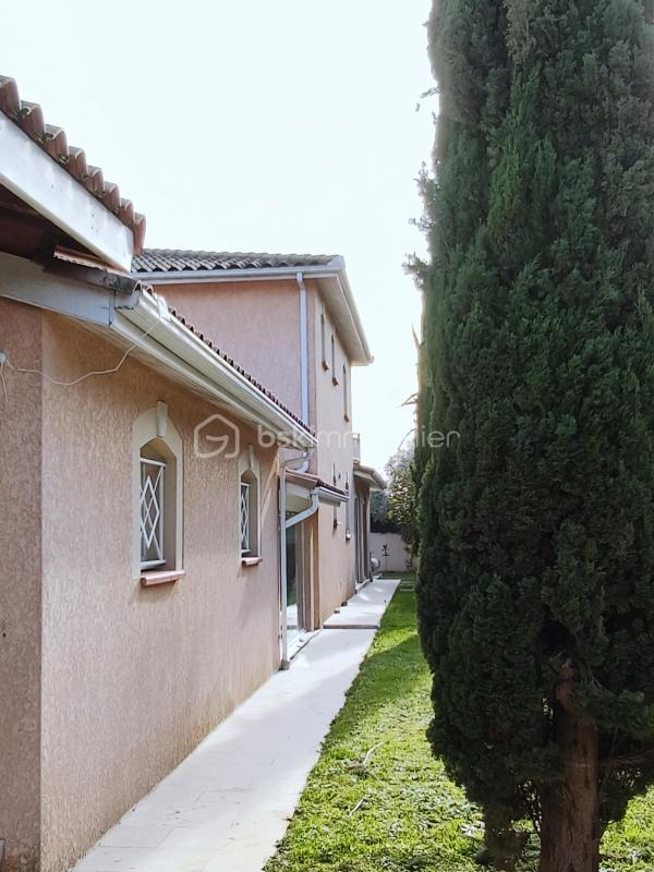 Demeure - 245 m² - 9 pièces