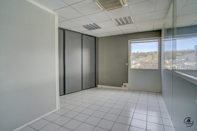 Bureau - 150 m² - 6 pièces