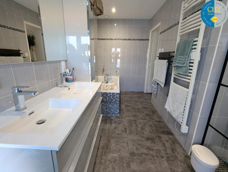 Maison - 230 m² - 6 pièces