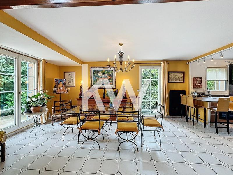 Maison - 213 m² - 8 pièces