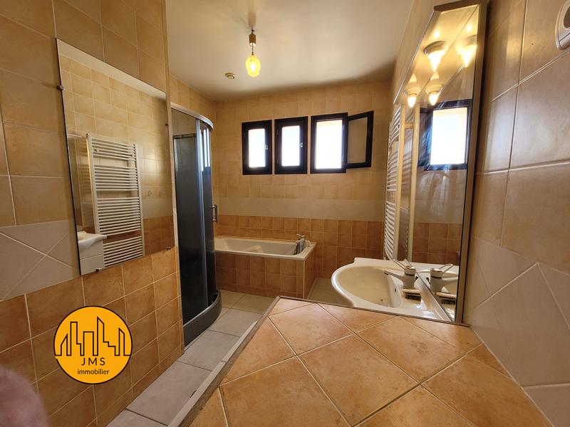 Maison - 240 m² - 8 pièces