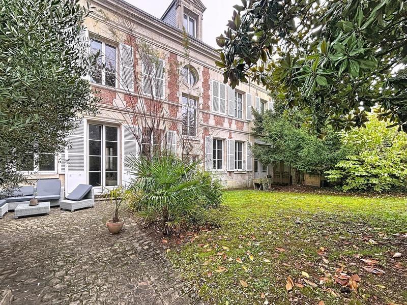 Maison de maîtres - 590 m² - 12 pièces