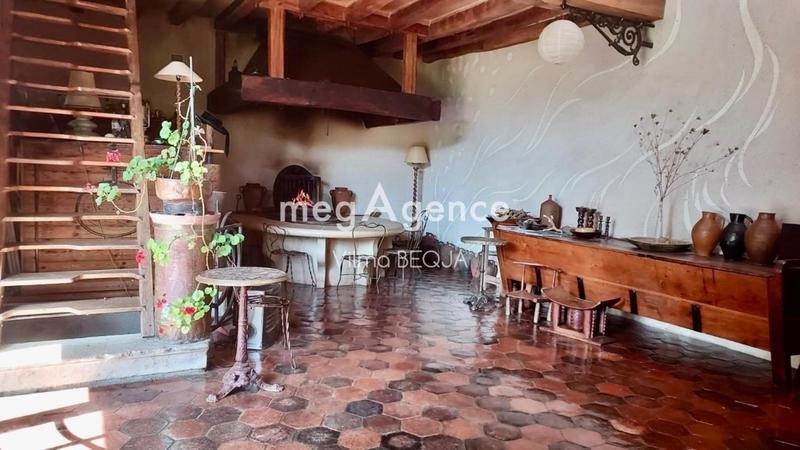 Maison ancienne - 310 m² - 8 pièces
