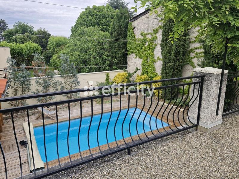 Maison - 374 m² - 9 pièces