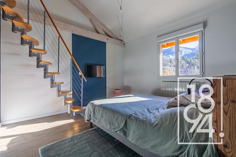 Maison - 235 m² - 8 pièces