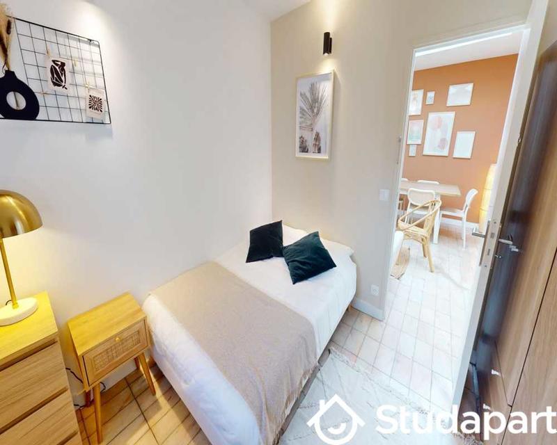 Chambre - 150 m² - 1 pièce