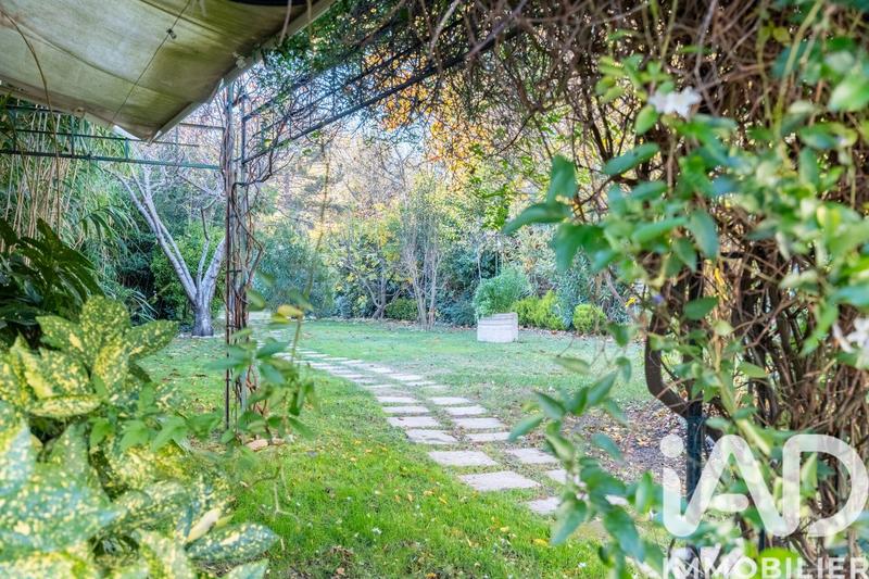 Maison - 245 m² - 9 pièces