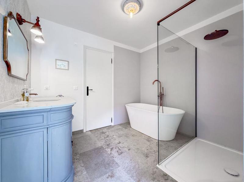 Maison - 250 m² - 6 pièces