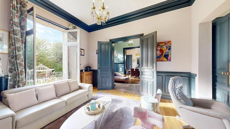 Maison - 252 m² - 9 pièces