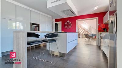 Maison - 290 m² - 9 pièces