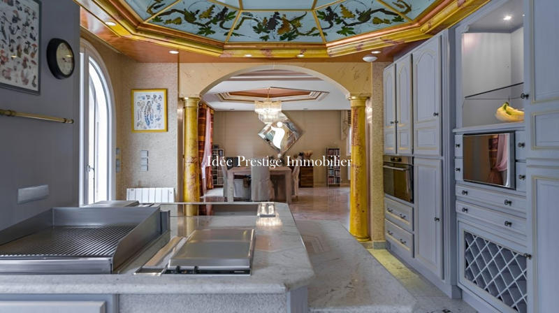 Maison - 221 m² - 7 pièces