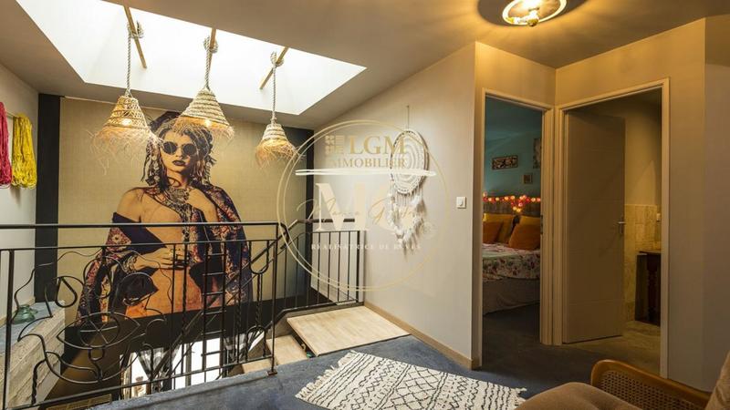 Maison - 1 046 m² - 29 pièces