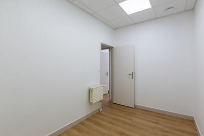 Local commercial - 90 m² - 4 pièces