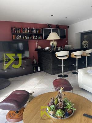 Propriété - 211 m² - 6 pièces