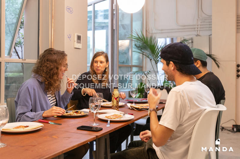 Chambre - 11 m² - 12 pièces