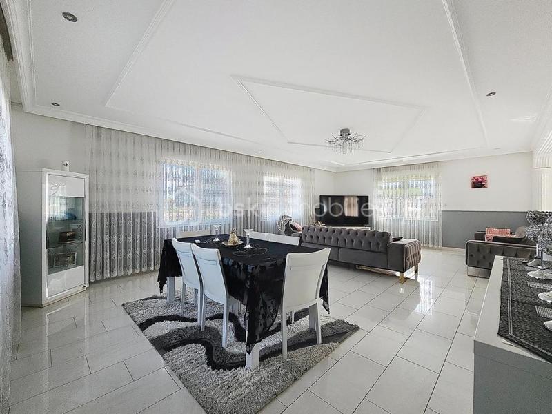 Maison - 280 m² - 7 pièces