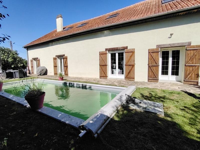 Maison - 256 m² - 8 pièces
