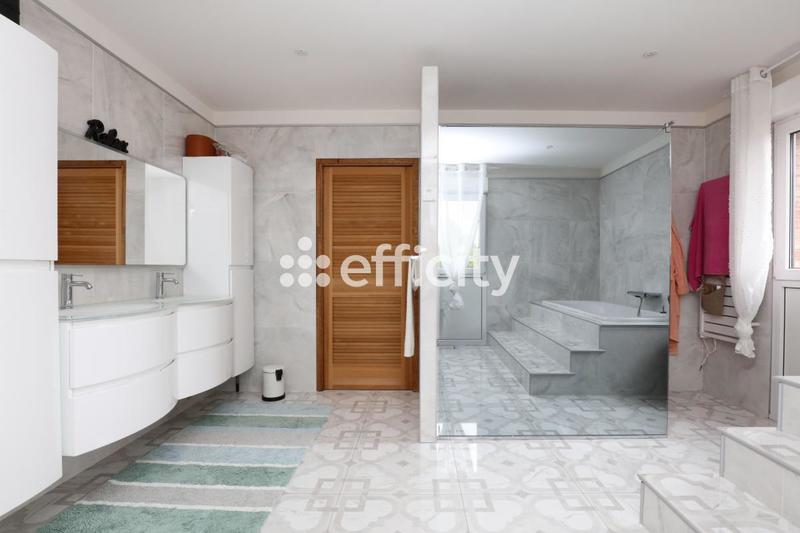 Maison - 220 m² - 7 pièces