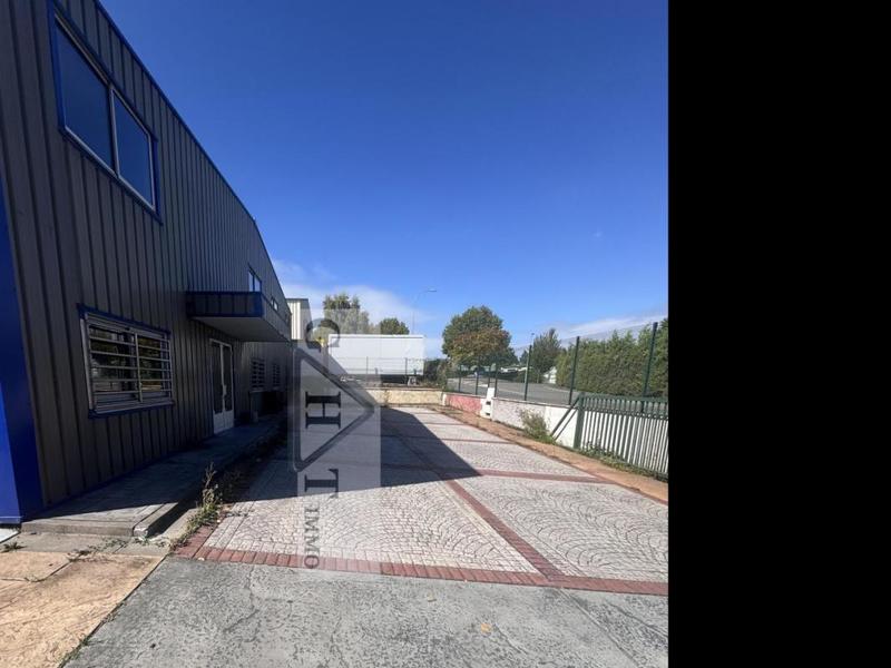 Entrepôt - 1 100 m²