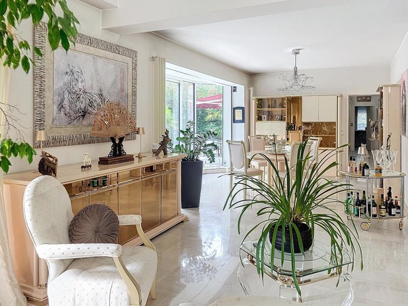 Maison - 242 m² - 7 pièces