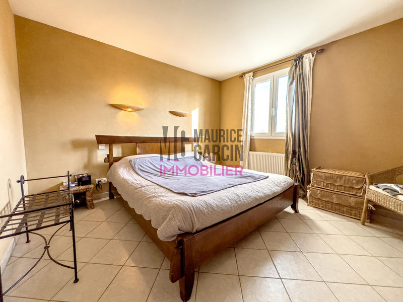 Maison traditionnelle - 180 m² - 8 pièces