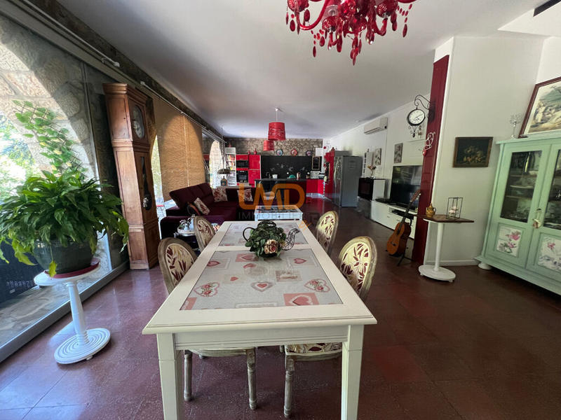 Propriété - 250 m² - 11 pièces