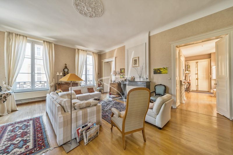 Appartement - 216 m² - 8 pièces