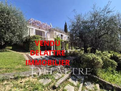 Maison - 222 m² - 8 pièces