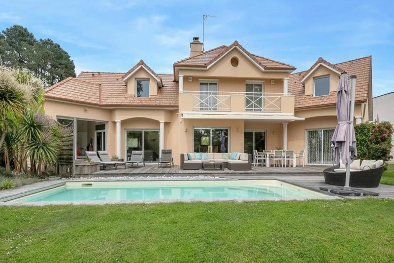 Villa - 233 m² - 12 pièces