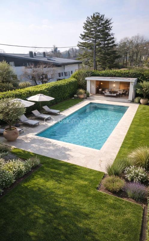 Maison - 230 m² - 10 pièces