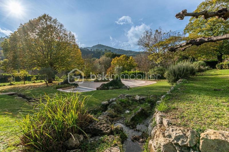 Demeure - 246 m² - 7 pièces