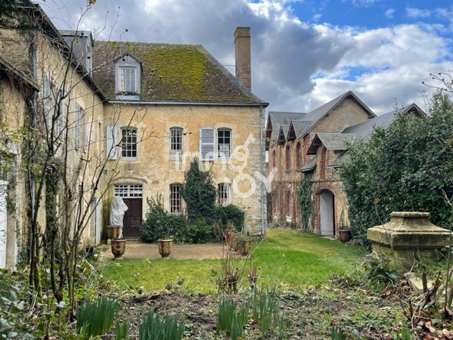 Propriété - 280 m² - 9 pièces