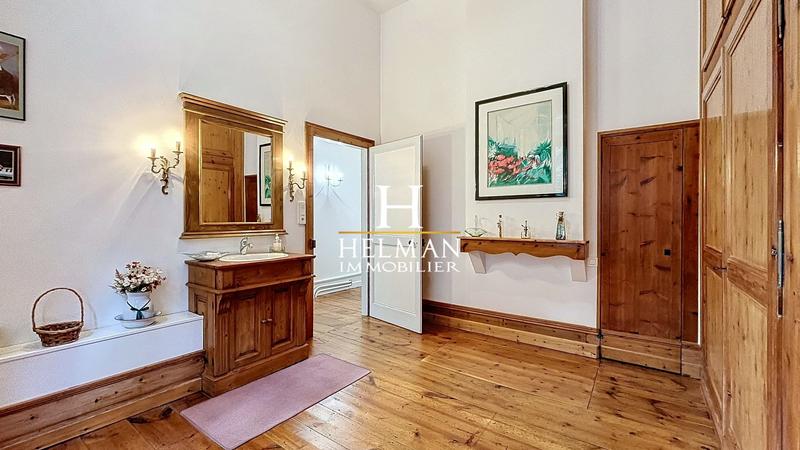 Maison - 300 m² - 8 pièces