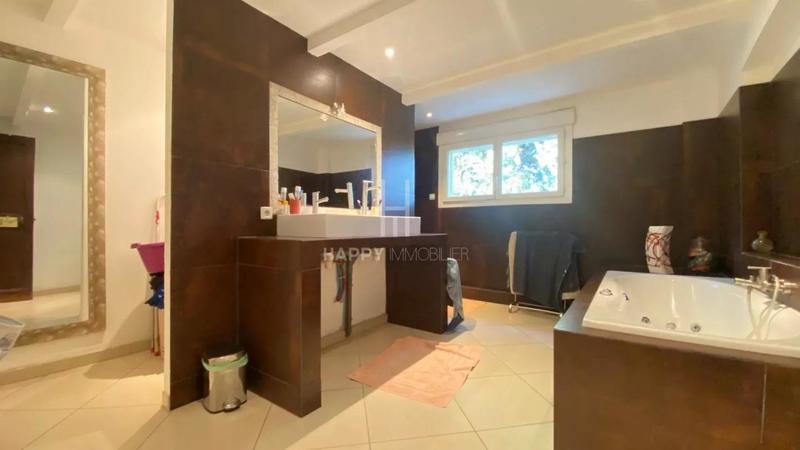 Propriété - 267 m² - 7 pièces