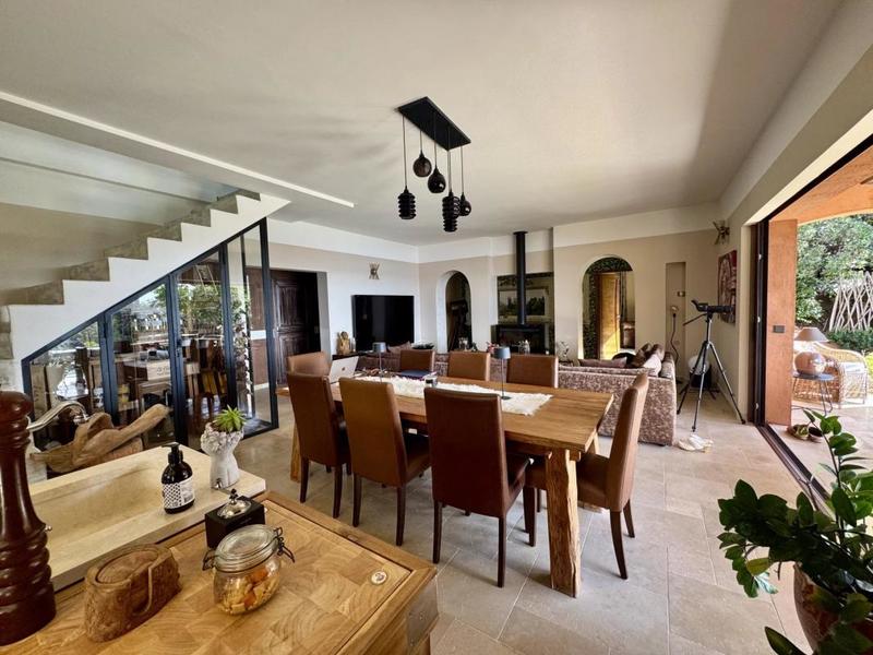 Maison - 210 m² - 7 pièces